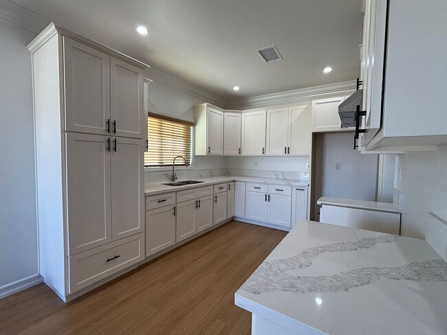 Building Photo - Beautifully Remodeled 3-Bedroom Upstairs H...