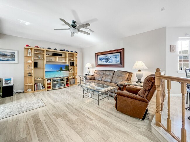 Building Photo - HUGE GARAGE BIGGER HOUSE