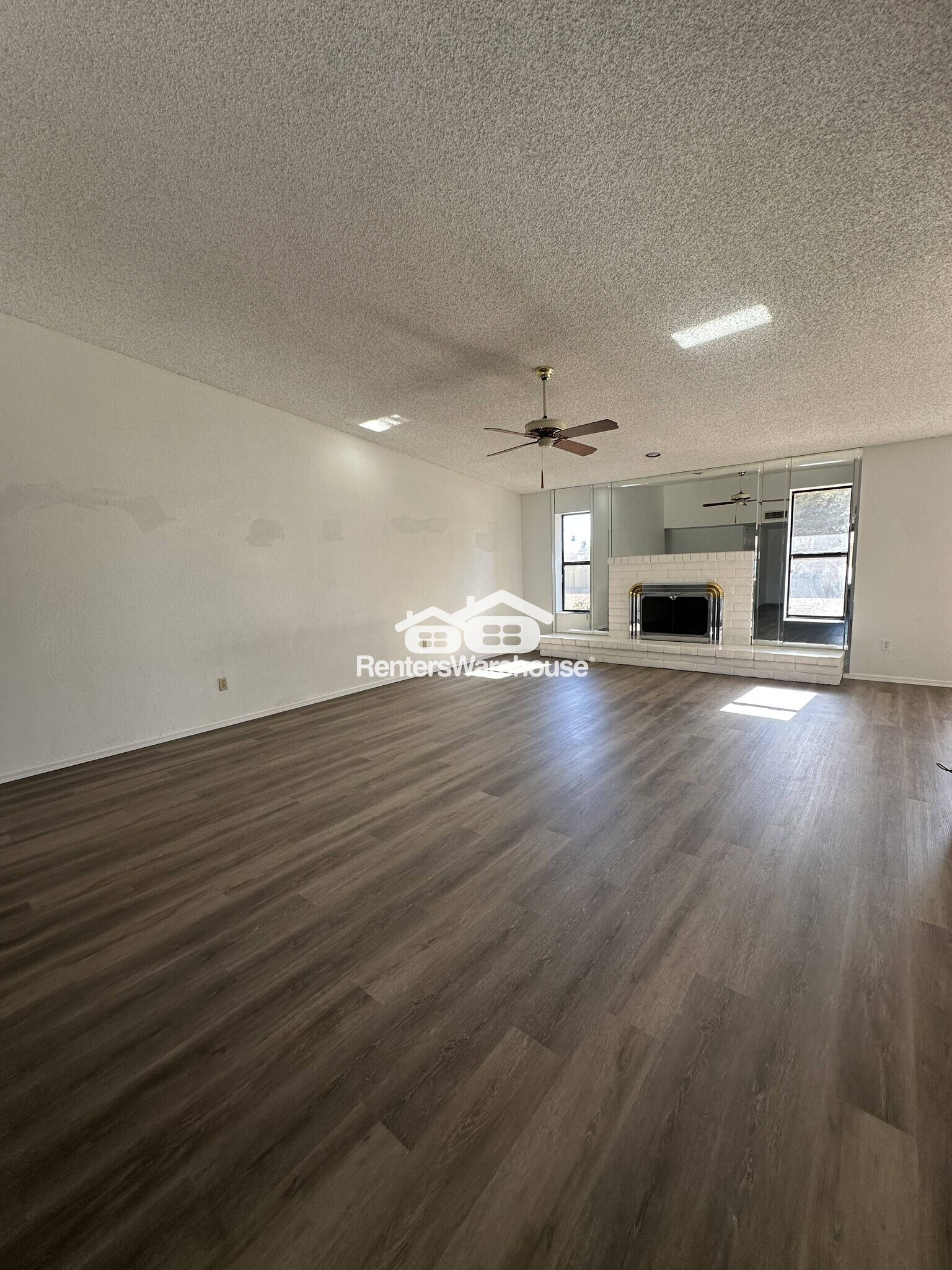 Building Photo - 1011 E Renee Dr