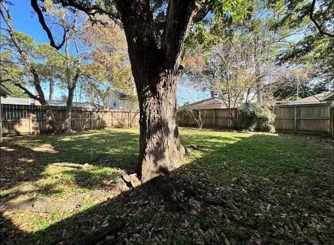 Building Photo - 6906 Alderney Dr