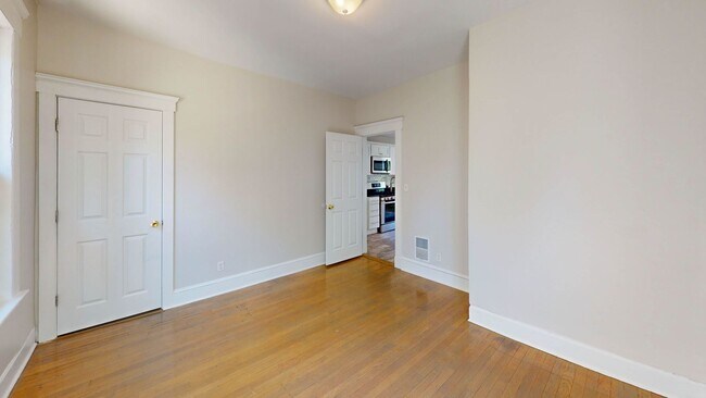 Building Photo - Modern 3BD Near Yale New Haven Hospital!