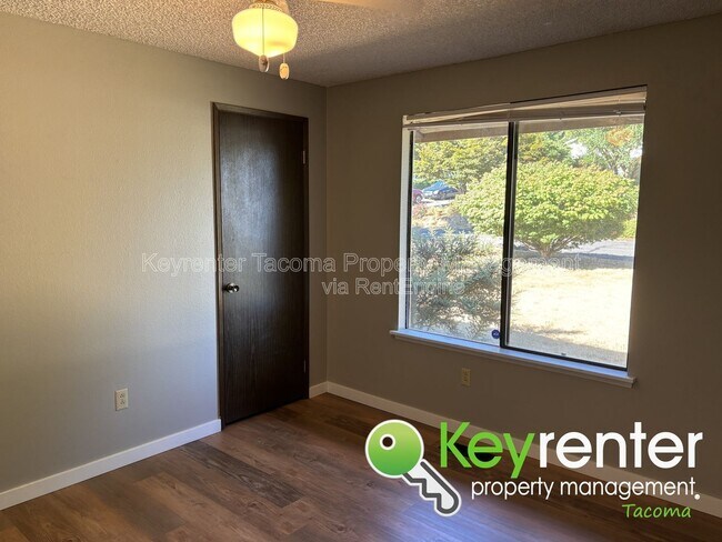 Building Photo - 2722 Cambridge Dr