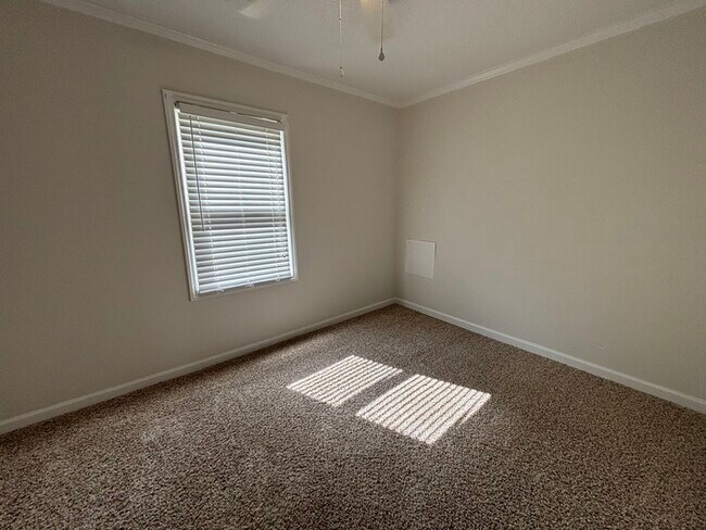 Building Photo - 3 Bedroom/1.5 Bath Charming House Large Fenced Yard