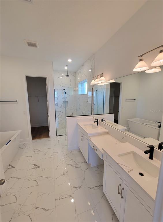 Building Photo - 15627 Vetta Dr