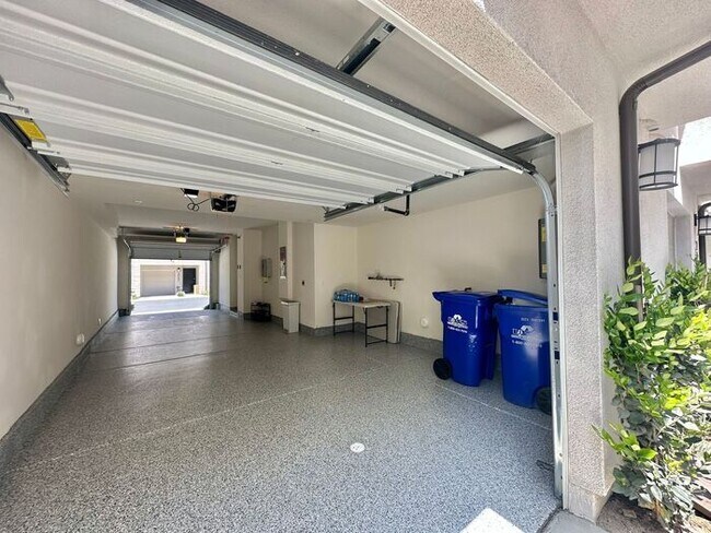 Building Photo - Modern 3BR Townhome in Ocean View Hills with Attached Garage & Open Floor Plan