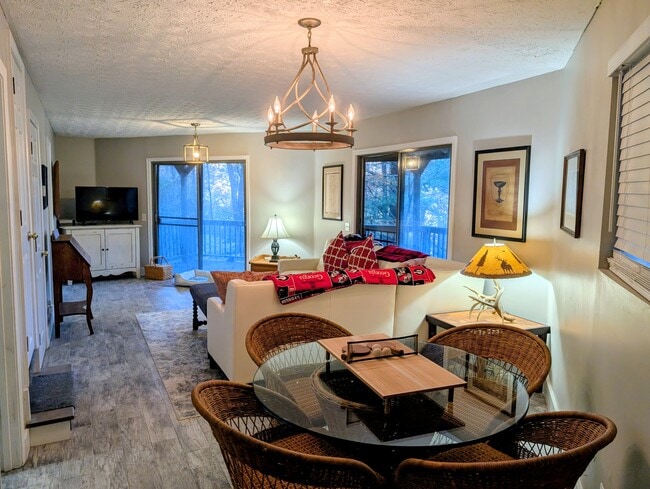 Building Photo - 842 Alpine Dr