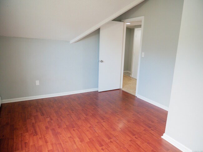 Building Photo - 16 Sycaway St