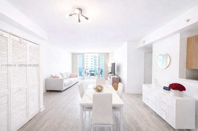 Building Photo - 7501 E Treasure Dr