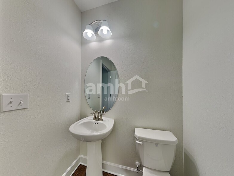 Building Photo - 905 Walden Pond Dr