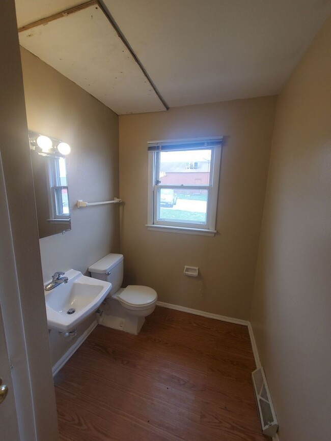 Building Photo - 8615-8617 N 106th St. (Townhouse)