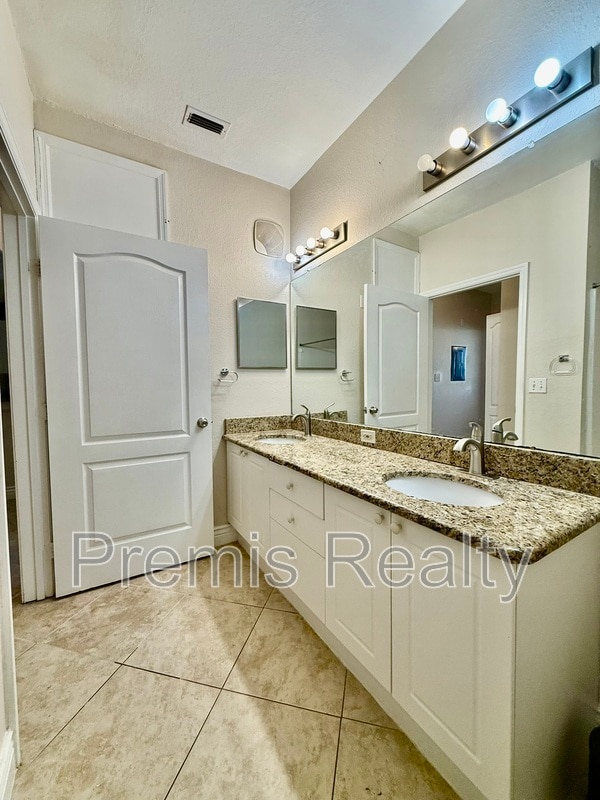 Building Photo - 2705 Via Murano