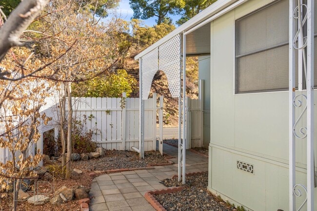 Building Photo - 55+ Senior Community~ 2 bed/2 bath with Am...