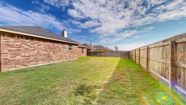 Building Photo - 2 WEEKS FREE RENT + $1,895 ONE STORY 4 BEDROOM WITH 3 FULL BATHS