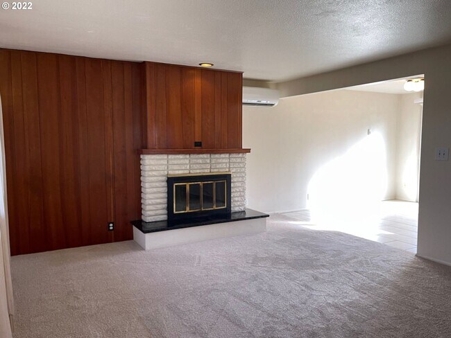 Building Photo - 2 Bedroom 1 Bathroom Home with a Backyard!