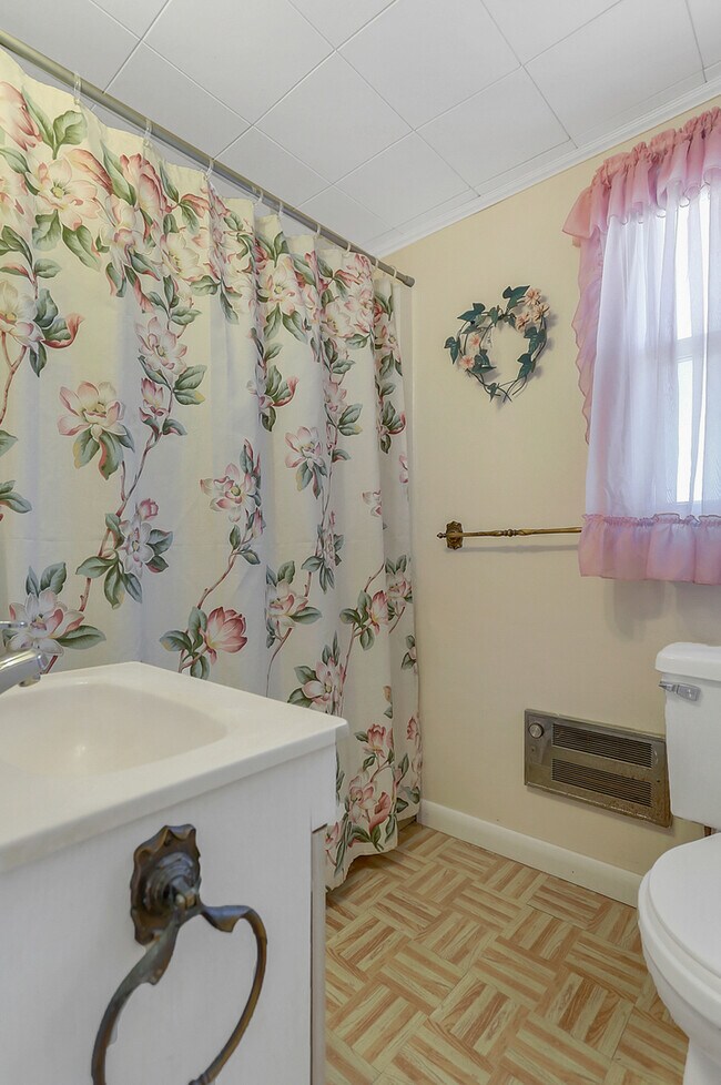 Building Photo - 203 Roxbury Road - $1200/month - Available...