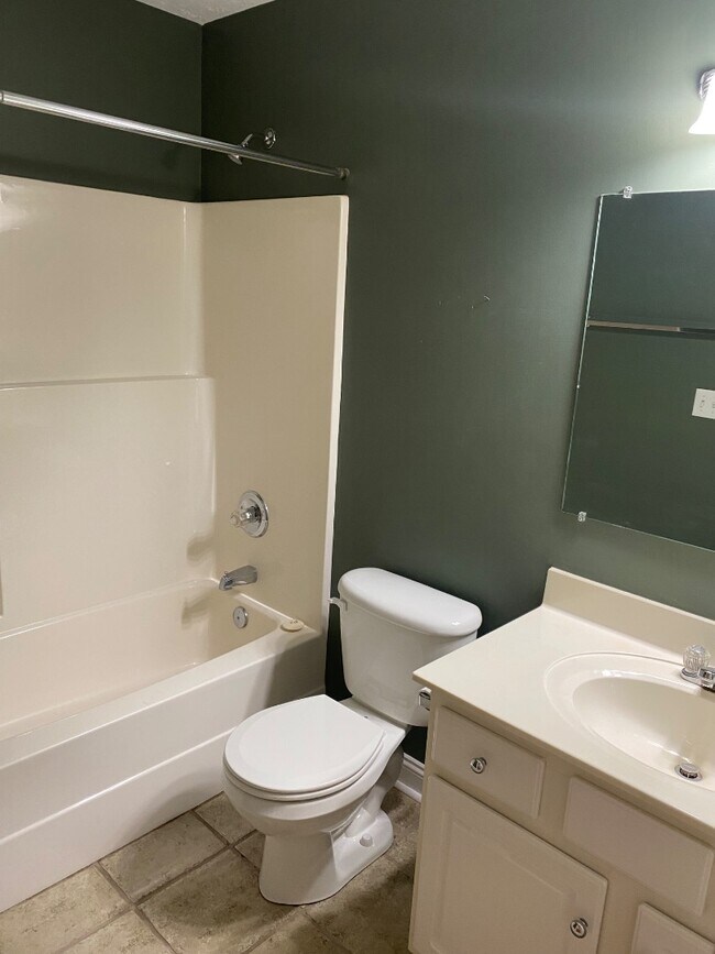 Building Photo - 711 Wyndhurst Dr