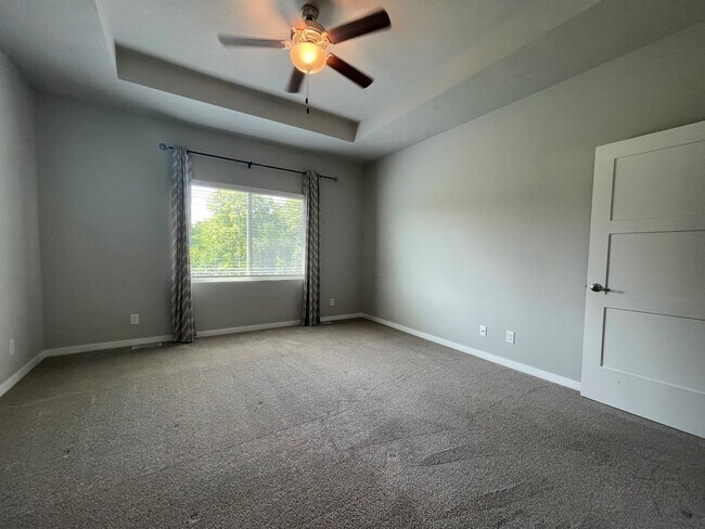 Building Photo - Large Home in Bellevue for Rent!