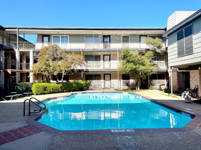 Building Photo - 2425 Ashdale Dr