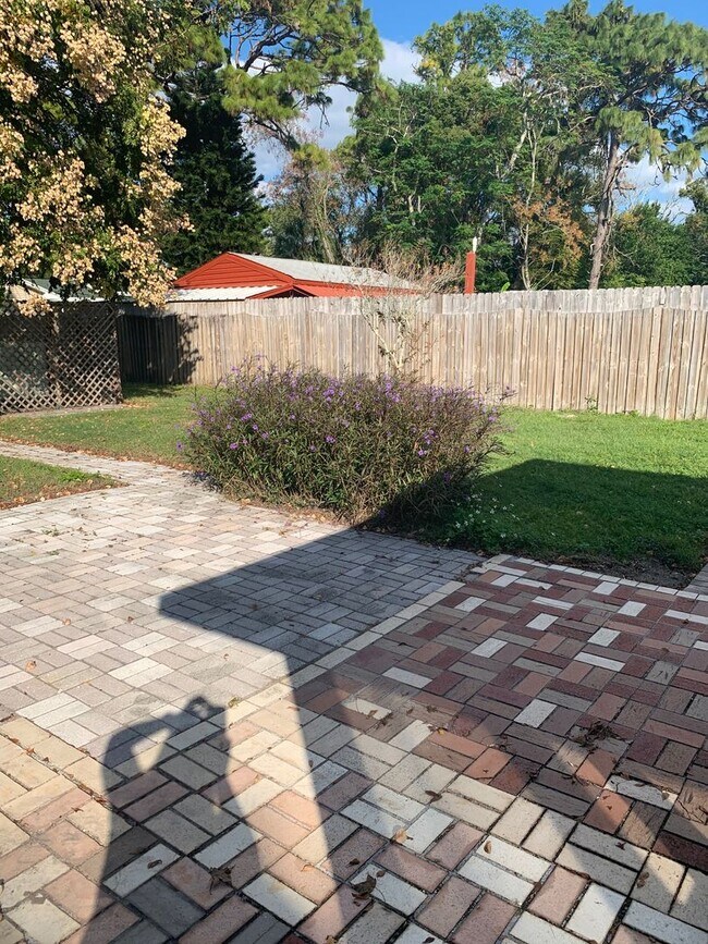 Building Photo - 3 bedroom 1 bath recently refurbished  wit...