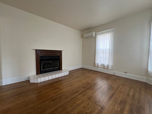 Building Photo - 3 bed and 2 bath house in downtown Johnson...