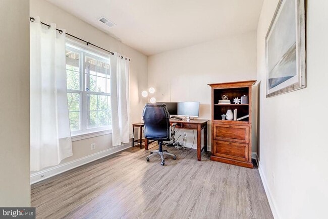 Building Photo - 20637 Erskine Terrace