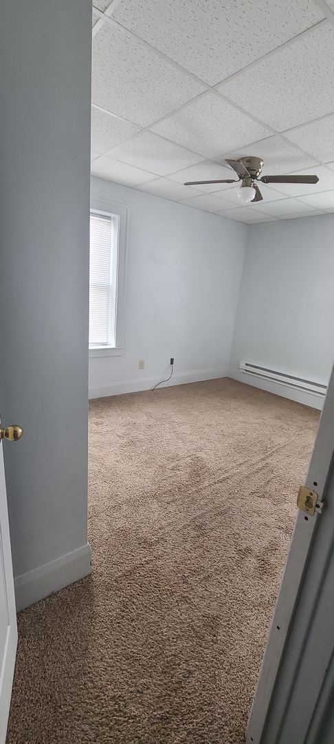 Building Photo - 2 bedroom upper, ready immediately!