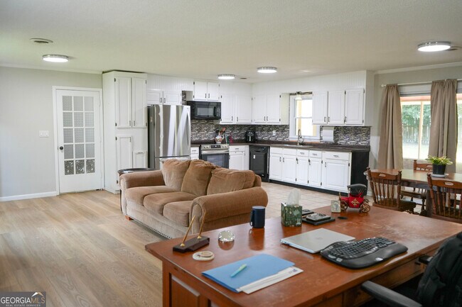 Building Photo - 307 Pinewood Dr