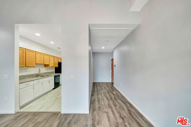 Building Photo - 11124 Burbank Blvd