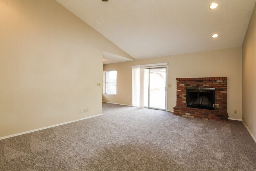 Building Photo - 8602 W Ruth Ave