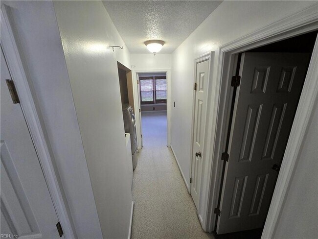 Building Photo - 921 Martingale Ct