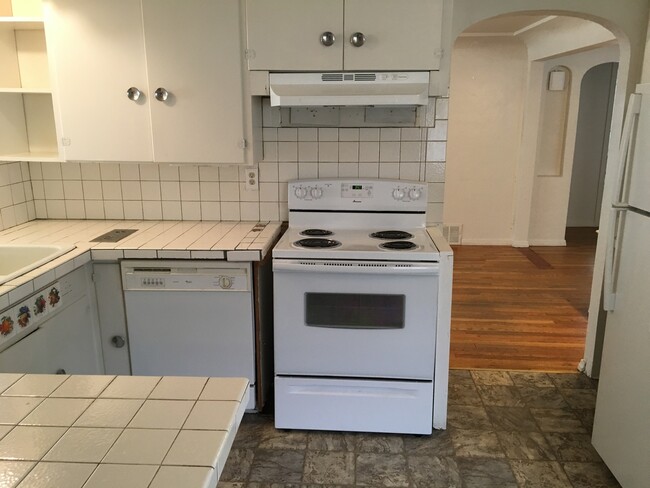 Building Photo - Spacious + Bright 3B Greeley House with Garage!