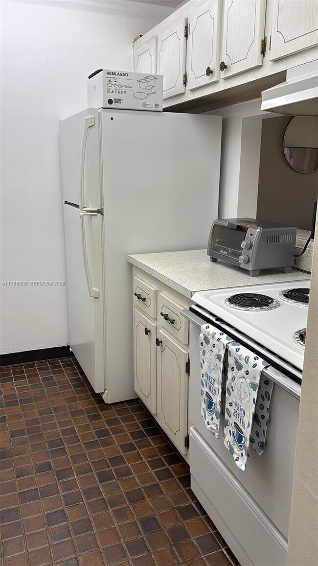 Building Photo - 14211 N Kendall Dr