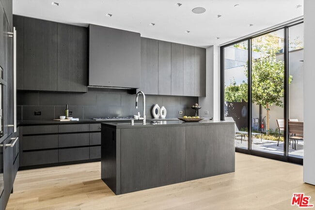 Building Photo - 8890 Rosewood Ave