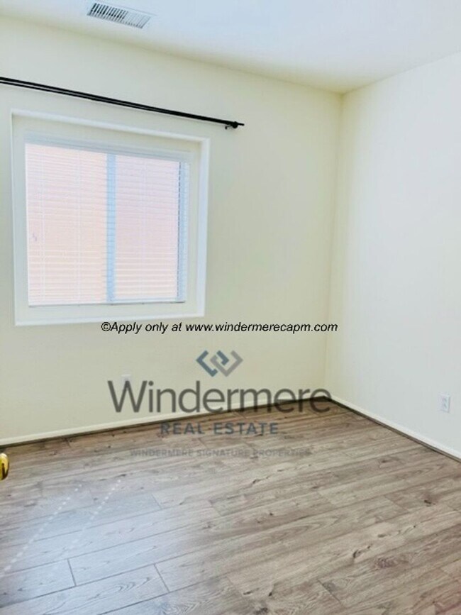 Building Photo - Spacious 3-bedroom with Updated Finishes and Prime Location!