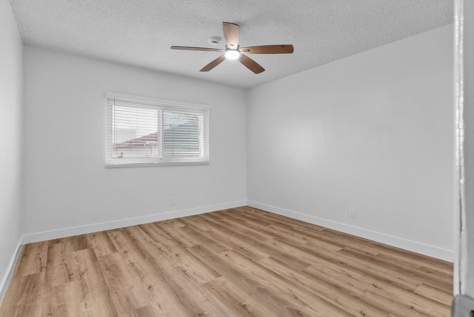 Building Photo - 112 E Buckthorn St