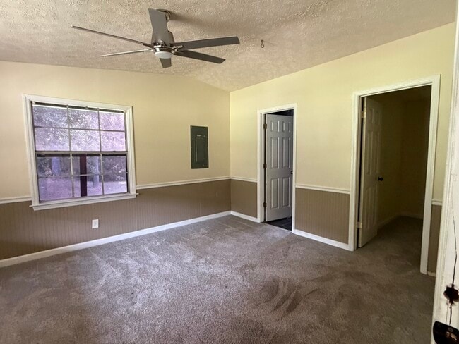 Building Photo - 200 W Teamon Cir