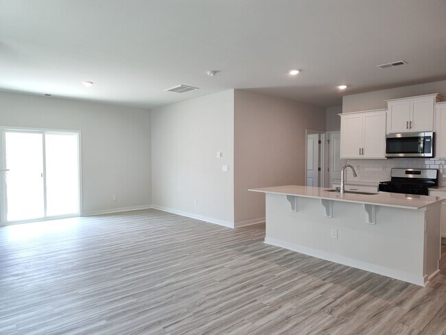 Building Photo - Beautiful home located in the Hamilton Woo...