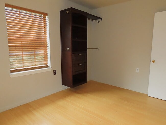 Building Photo - Country Living-City Close! 3 Bedroom, 2 Ba...