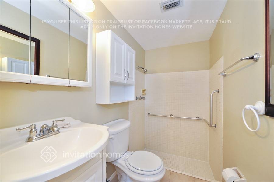 Building Photo - 3910 Glissade Dr