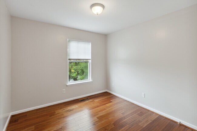 Building Photo - 708 Vernon Ave