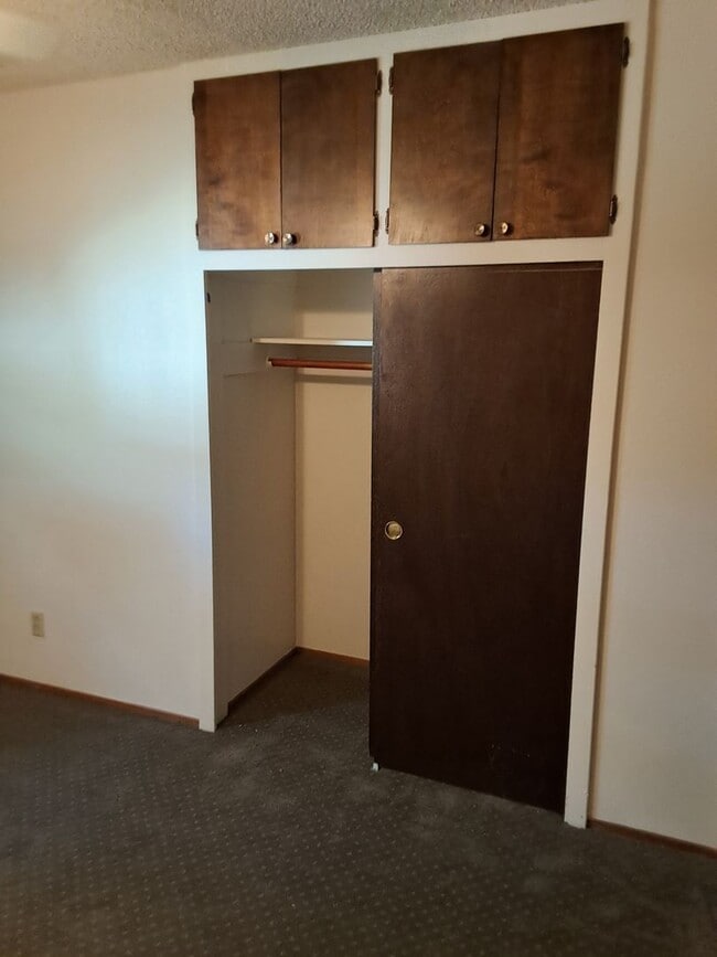 Building Photo - 3 bed/1.5 bath on large corner lot