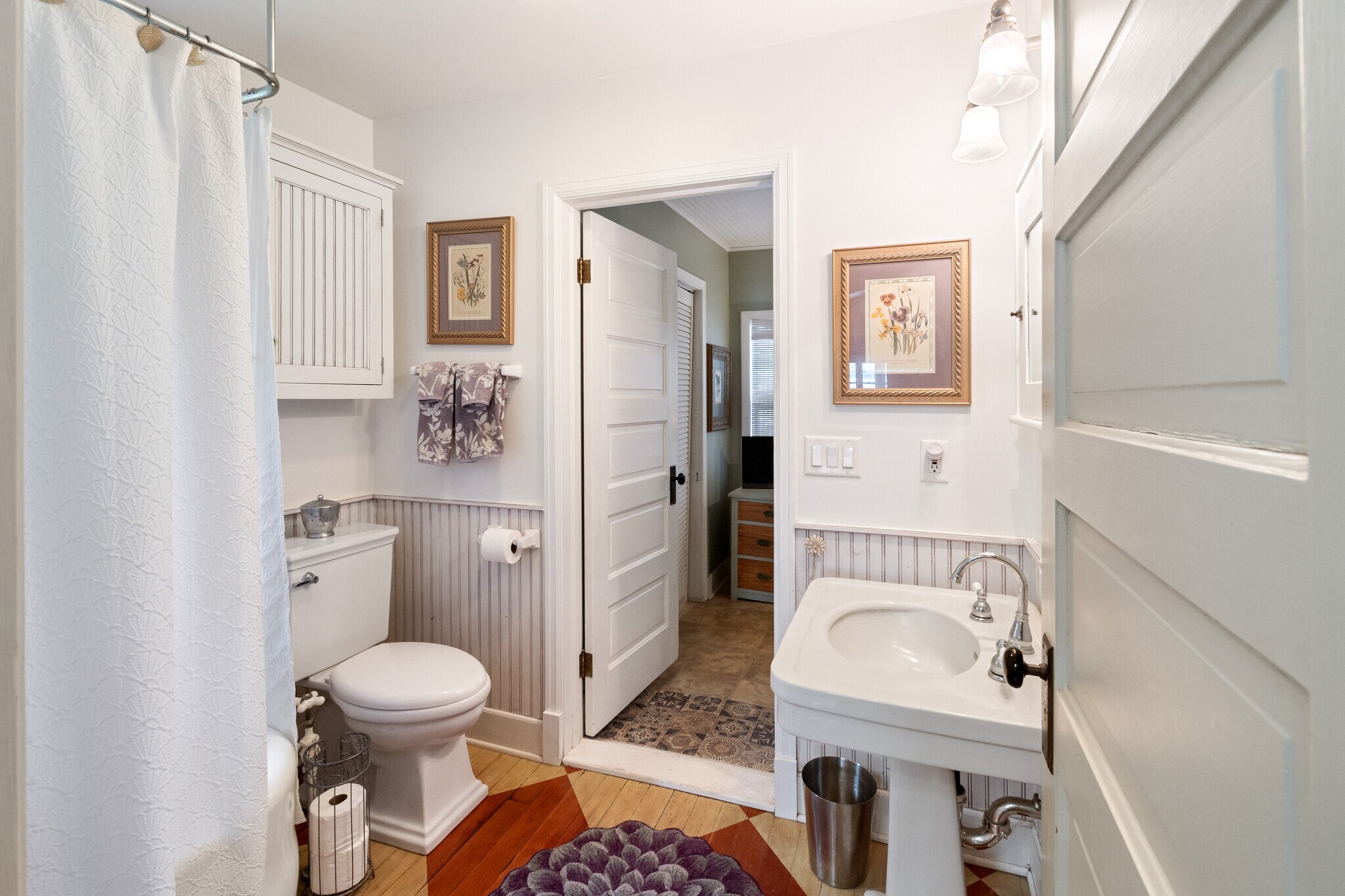 Full Bath - 123 S Ferry Dr