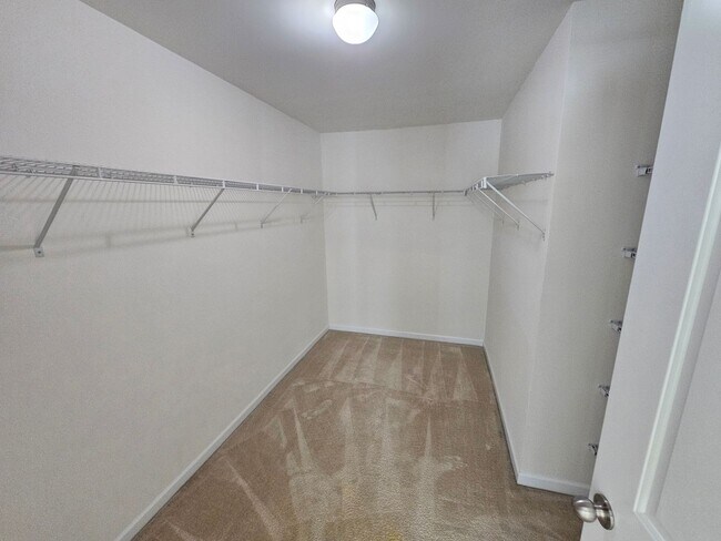 Building Photo - Well Maintained Large townhome in Steele Creek