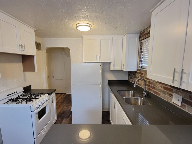 Building Photo - One Bedroom - Garfield District - Classic ...