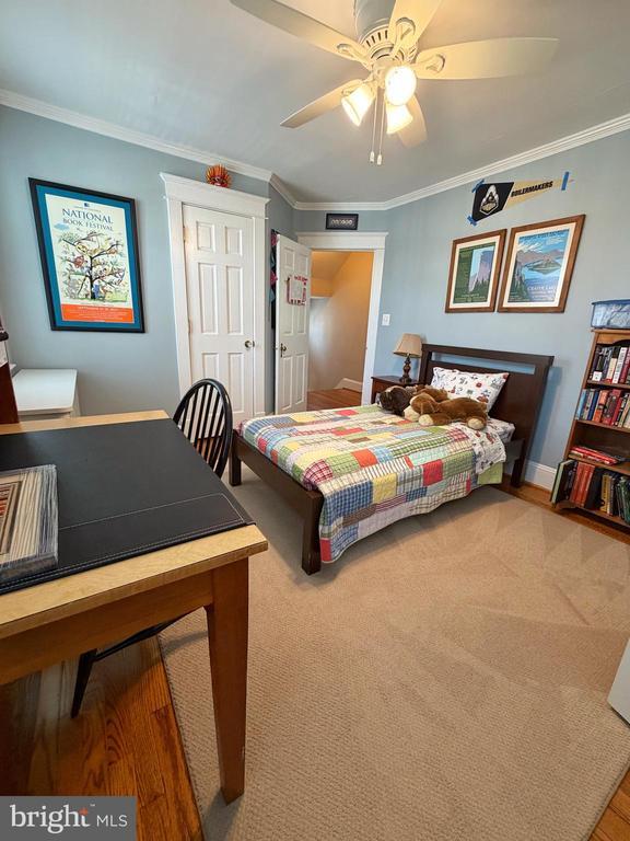 Building Photo - 12 W Oak St