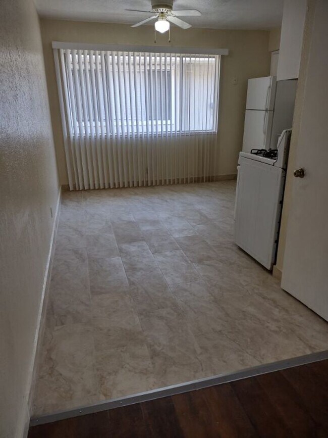 Building Photo - Refurbished 2bd Apartment in 4-Plex Building