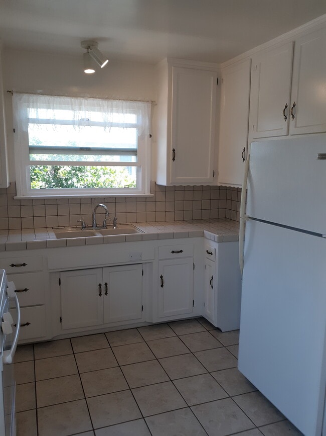 Kitchen - 5592 Kinston Ave