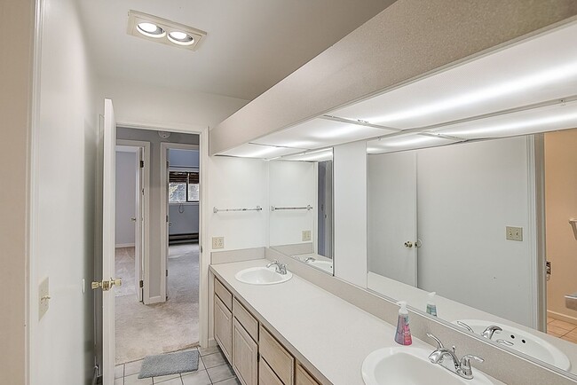 Building Photo - 4 bed/ 2 bath house on 145th St!