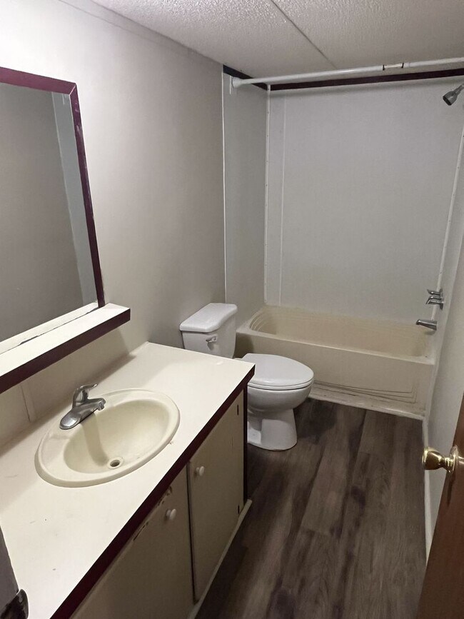Building Photo - Quiet living 3 bed, 2 bath Ranch near Mint Hill