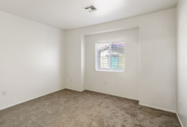 Building Photo - 4 Bed and 4 Bath Townhome In Gated North Las Vegas Community